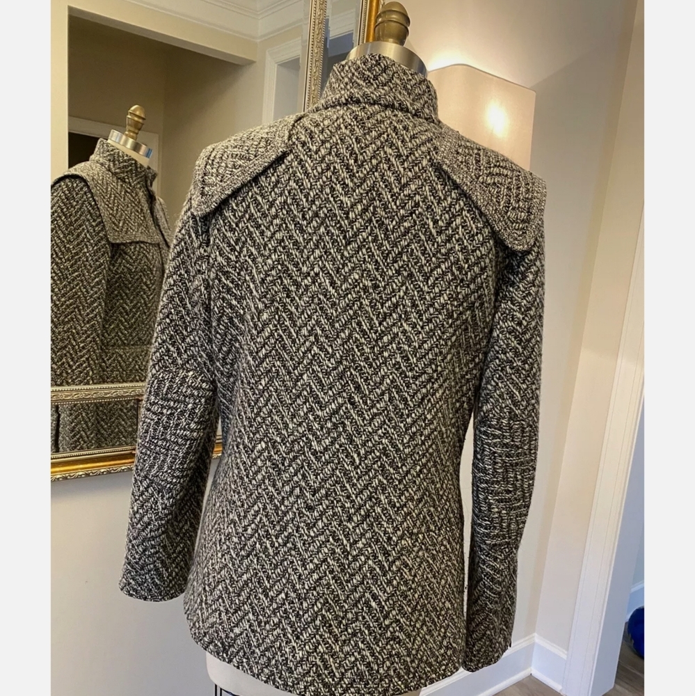 💕SOLD to Daina💕CHANEL Jacket Grey w/ CC Buttons - Picture 4 of 11
